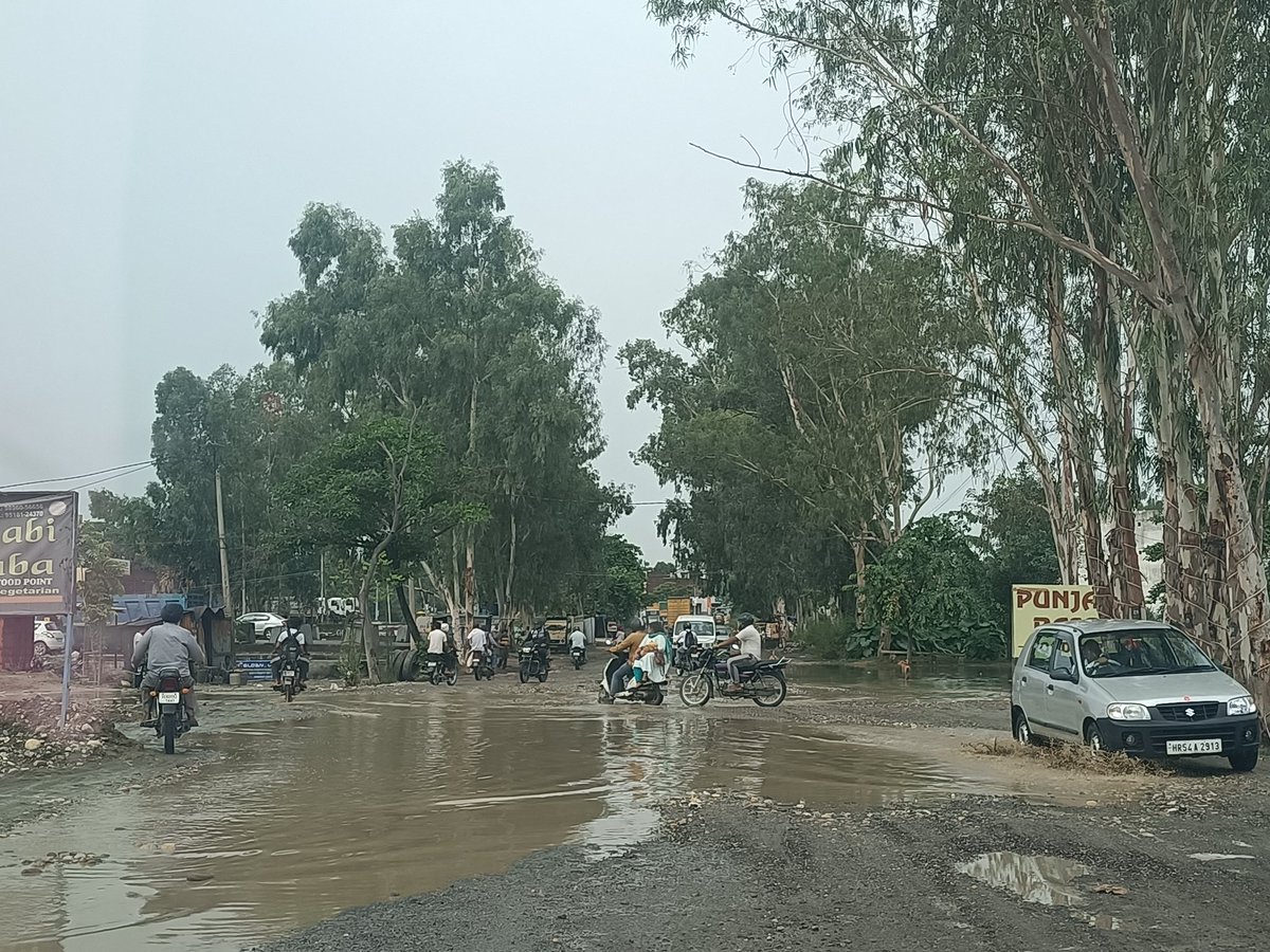msmanojsingla's tweet photo. @cmohry 
@NayabSainiBJP 
@HaryanaPwd
NH-73 छछरौली में अनाज मंडी के पास बड़ी ही दयनीय स्थिति में है। राहगीरों का चलना बड़ा ही मुश्किल है सड़क बड़े गड्ढों में तब्दील हो चुकी है कृपया संज्ञान लें व समाधान कराने का कष्ट करें। https://t.co/NRWemY3pSw