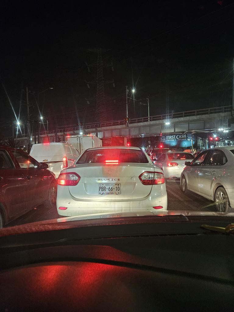 PuenteMisael's tweet photo. Más de dos horas sin semáforo en eje 6 y eje 8 y no es posible que ni un policía pueda auxiliar #LaSEMOVI https://t.co/P56lNJw7a2