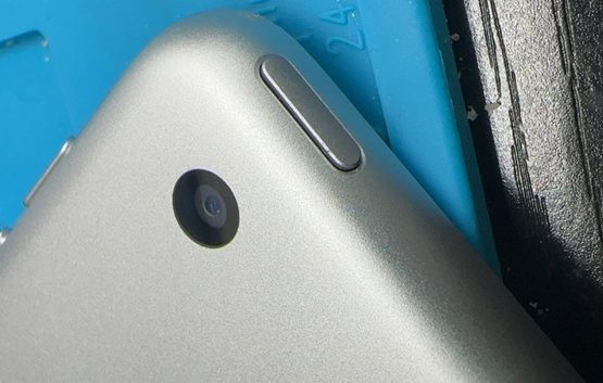 iphonekiban's tweet photo. 【#iPad5 #スリープボタン #電源ボタン】
症状：スリープボタン(電源ボタン)の反応がとても悪い。
本体を分解しボタン修復致しました。
たまにスリープボタンが陥没した端末も見られます。
陥没してしまうと、リカバリーモードになり起動不可になる事があったりしますのでご注意ください。 https://t.co/mutzJthQXQ