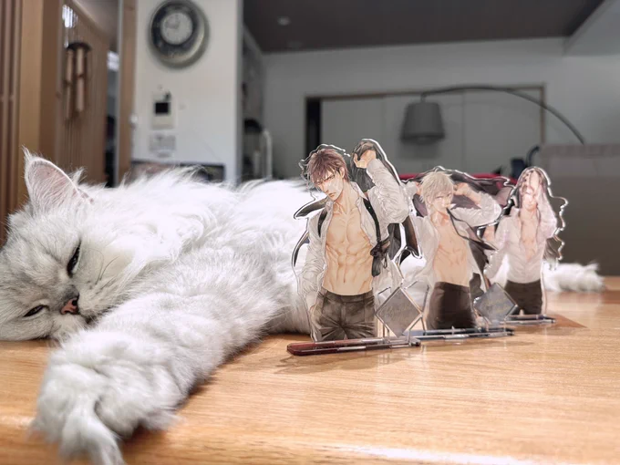 麻見秋仁飛龍のアクリルスタンド猫が虚無顔でぺろぺろ #ファインダーシリーズ #新刊フェアグッズ