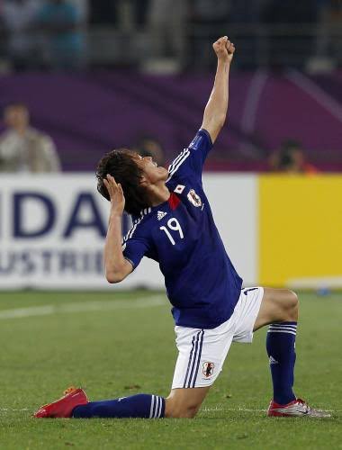 FARATA0's tweet photo. ※ 한국어는 아래에 써있으니 그쪽을 보세요!
🇯🇵僕が韓国を愛する理由➕自己紹介🇰🇷
🚹2002.08.23
1.韓国が好きな理由
唐突だが僕の特技は国旗を見てその国の名前を言う事だ。幼稚園の頃そのような授業があって07.08年ごろの国旗なら全て言えた。
その当時から韓国の国旗🇰🇷が好きだった白い背景に黒の縞々、理由はわからない。
そしてYouTubeで社会実験の動画を見たのも一つの転機だ。
韓国の人情に僕は惹かれた。

2.サッカーを好きになったきっかけ
小、中学校と野球をやってて正直サッカーに興味すらなかった。
しかし社会の「在日韓国人」の授業で李忠成の写真を見たのがきっかけ。
後ろの席の子がサッカー大好きだったからひたすら聞いた。当時も韓国が好きだったから韓国人選手のことをたくさん聞いた。
彼には頭が上がらない😅当時彼が教えてくれた選手は「ソンフンミン・クジャチョル」人生で2番目に覚えた選手たちだ。
ケイン(ハリーケイン)を日本人だと思ってたのもいい思い出。
そこからトッテナムにのめり込んでサポーターになった。

3.Kリーグを見るように(好きになった)きっかけ
ソンフンミンを見るようになって、同時に韓国代表も見るようになった。その時それなら韓国のリーグ見ればいいじゃんと思い、適当に調べたらチョンスンウォンのプレー集が出てきた。
そこからチョンスンウォンを見るようになって相手チームの選手も気になりKリーグ自体を見るようになったのがきっかけです。

🇯🇵내가 한국을 사랑하는 이유➕자기소개🇰🇷
 🚹2002.08.23
 1) 한국을 좋아하는 이유
 당돌하지만 나의 특기는 국기를 보고 그 나라의 이름을 말하는 것이다. 유치원 때 그런 수업이 있어 2007.08년경 국기라면 다 말할 수 있었다.
 그 당시부터 한국 국기🇰🇷를 좋아했던 하얀 배경에 검은 줄무늬, 이유는 알 수 없다.
 그리고 유튜브에서 사회실험 동영상을 본 것도 하나의 전기다.
 한국의 인정에 나는 끌렸다.

 2) 축구를 좋아하게 된 계기
 초, 중학교와 야구를 해서 솔직히 축구에 관심조차 없었다.
 하지만 사회의 재일교포 수업에서 이충성의 사진을 본 것이 계기.
 뒷자리 애가 축구를 너무 좋아해서 그냥 들었어. 당시에도 한국을 좋아했기 때문에 한국인 선수에 대해 많이 들었다.
 그에겐 꿈쩍도 않는다😅당시 그가 가르쳐준 선수는 '손흥민·구자철' 인생에서 두 번째로 기억한 선수들이다.
 케인(해리케인)을 일본인이라고 생각했던것도 좋은 추억이야.
 거기서부터 토트넘에 빠져들어 서포터가 되었다.

 3) K리그를 보게 된 계기
 손흥민을 보게 되면서 동시에 한국 대표팀도 보게 됐다. 그때 그럼 한국 리그 보면 되지 않을까 싶어서 대충 알아봤더니 정승원의 플레이 모음이 나왔다.
 거기서 정승원을 보게 되고 상대팀 선수들도 신경이 쓰여 K리그 자체를 보게 된 것이 계기입니다.