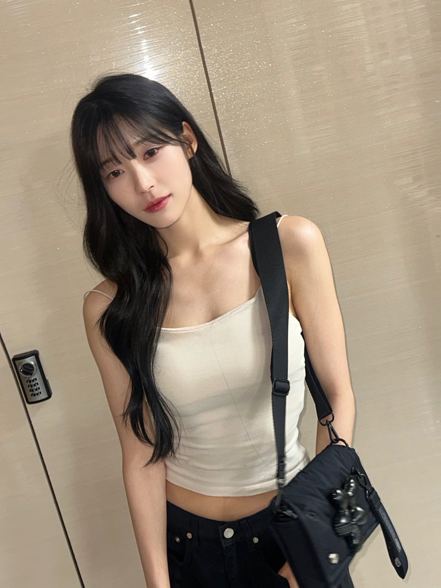 [#형서] 

짧아진 앞머리🤨

#CLASSy #클라씨
#HYUNGSEO