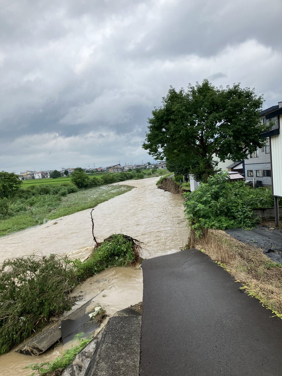 新庄市の高校の近く

なんだか危険な状況です

いつも散歩している道が流されてしまった😭