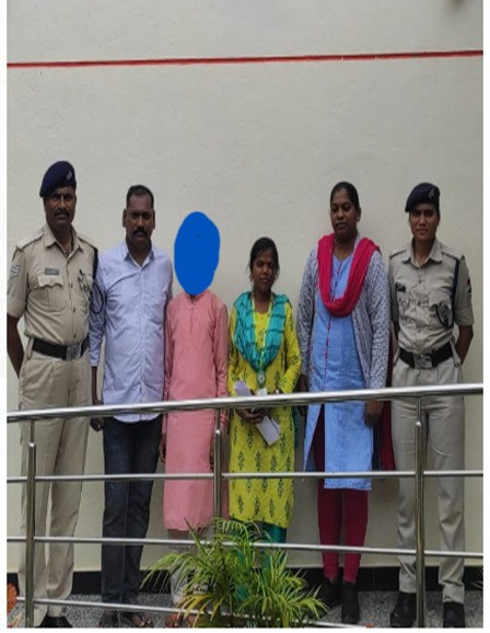 rpfswr's tweet photo. #OperationNanheFariste: RPF/AHTU , Yeshwantpur rescued one minor boy aged about 15 years at PF No. 04 &amp; 05 of Yeshwantpur Railway station. Further, the said minor boy was handed over to DPCU/Yeshwantapur. @RPF_INDIA https://t.co/bEFLBxezKZ
