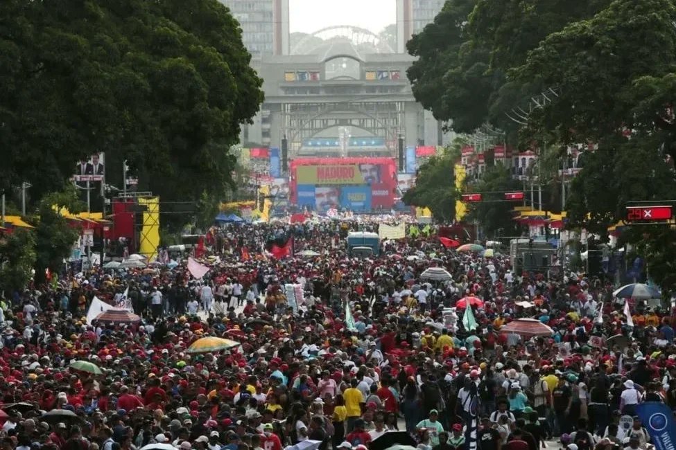 MinecOficial's tweet photo. #EnFotos📸|| ¡Exitoso cierre de campaña "Venezuela Nuestra del Siglo XXI"! 

La Av. Bolívar de Caracas, se desbordó con la participación de las y los venezolanos que siguen ratificando su compromiso con la Revolución Bolivariana. 
1/2 https://t.co/k7ho6HKePa