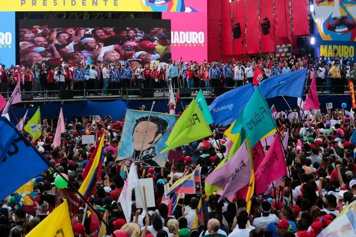 MinecOficial's tweet photo. #EnFotos📸|| ¡Exitoso cierre de campaña "Venezuela Nuestra del Siglo XXI"! 

La Av. Bolívar de Caracas, se desbordó con la participación de las y los venezolanos que siguen ratificando su compromiso con la Revolución Bolivariana. 
1/2 https://t.co/k7ho6HKePa