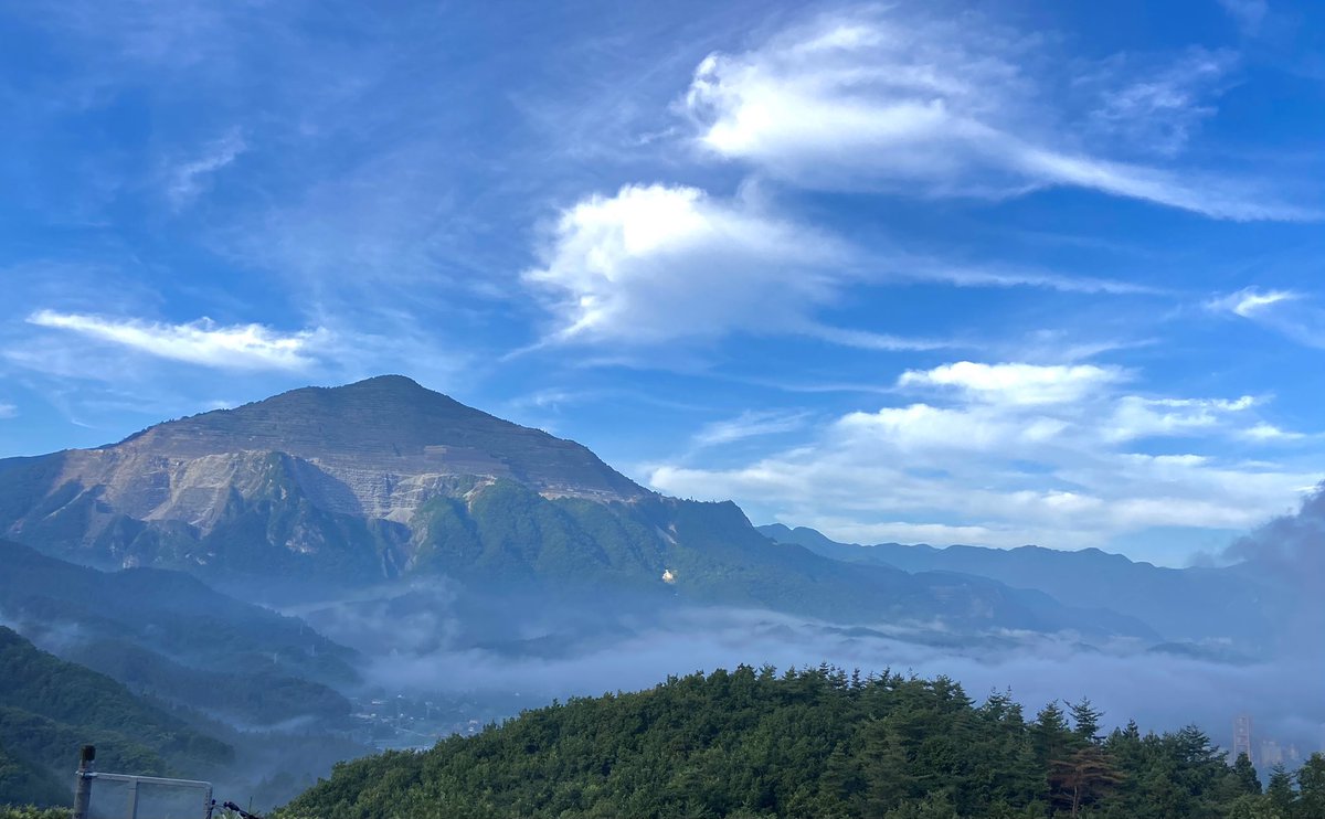 24_shako's tweet photo. 早朝、ミノペン2の屋上から見えた「雲海＋武甲山」がカッコ良かった！ https://t.co/WWyXdfRcud
