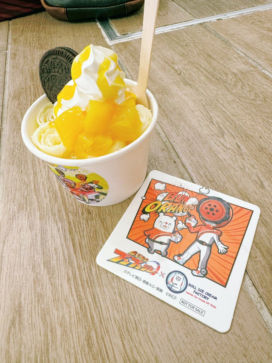 お昼ごはん食べようとしたけど人多すぎ!
アイスで小腹を満たすことに('・ω・`)
ちょうどブンブンジャーコラボやってた。
戦隊シリーズがこういうコラボするの珍しい気がするー。 