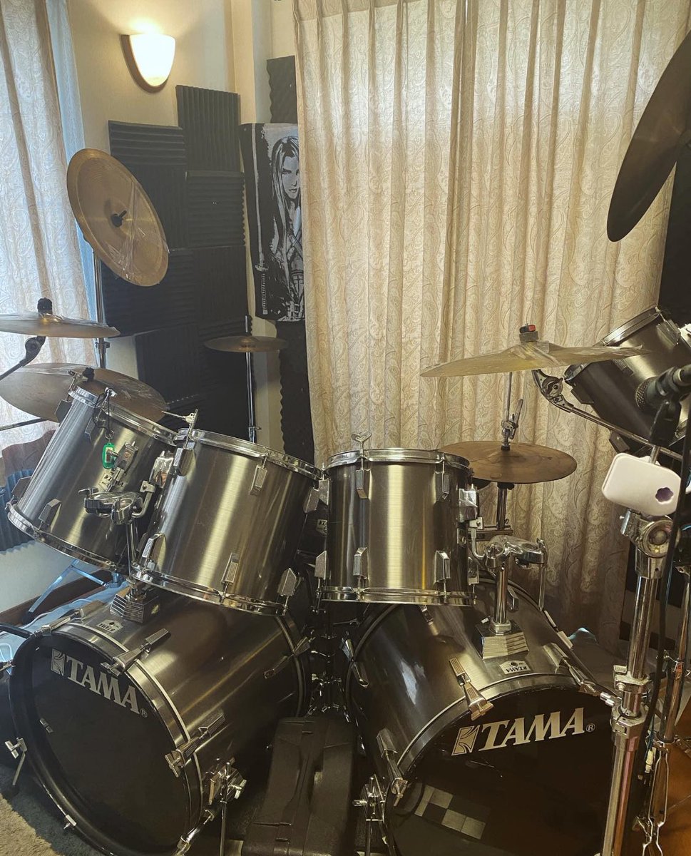 去年新しいドラムセットをオーダーして録り直ししてました。音が悪いのは自覚してました😇　なんで色々試行錯誤しながらレコーディングしました。YOSHIKIさんとほぼ同じセットです。
