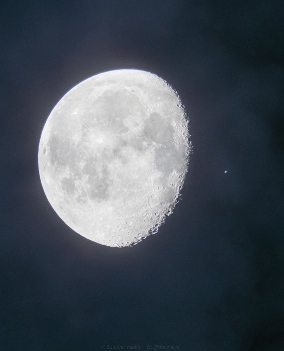 M1ONLOVER's tweet photo. Tonight’s Moon and Saturn. https://t.co/qdBjegLBd6