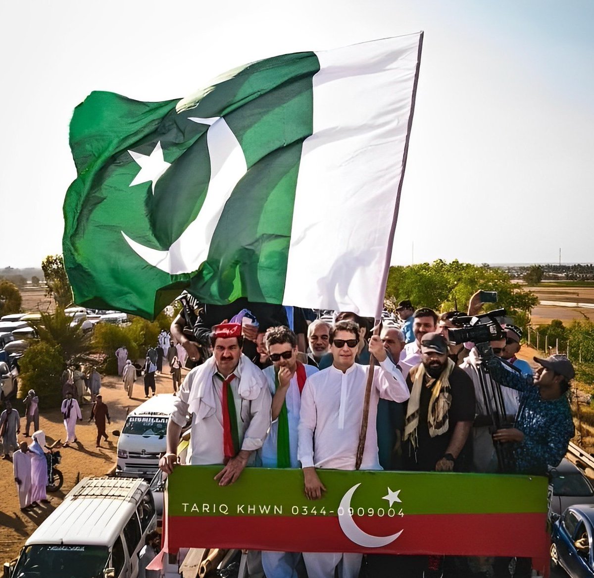 MSK1z's tweet photo. اپنی پہچان کی خاطر، نکلو عمران کی خاطر، پیارے پاکستان کی خاطر۔۔۔۔
#اب_نکلنا_ضروری_ہے https://t.co/Ce0u9IH2HY