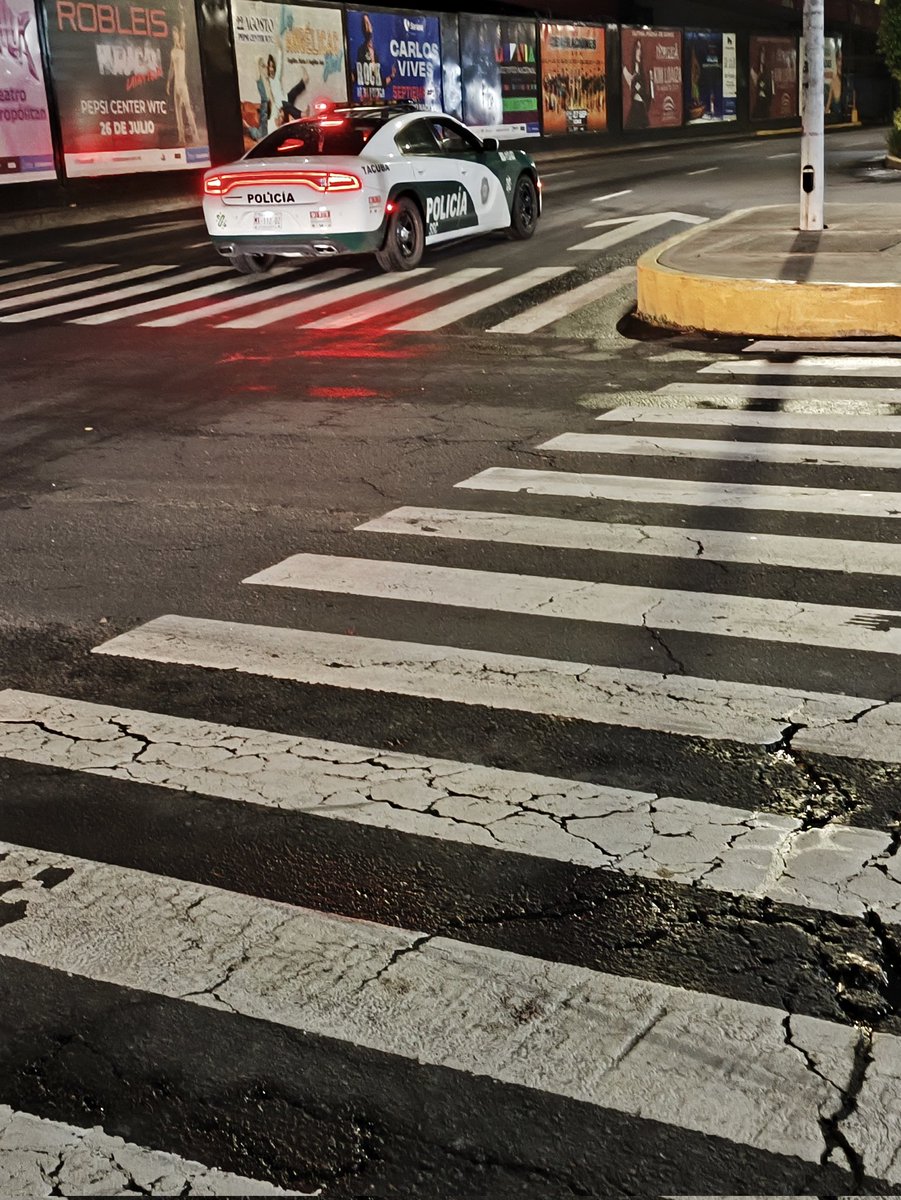 Semáforo sin funcionar y está patrulla haciendo sus pend... Dando vuelta donde no debía y parada a media avenida.. marina nacional esq circuito interior .. ya ni la ch!!! <a href="/AlcaldiaMHmx/">Alcaldía Miguel Hidalgo</a> <a href="/UCS_GCDMX/">Unidad de Contacto del Secretario SSC CDMX</a> <a href="/OVIALCDMX/">OVIAL_SSCCDMX</a>
