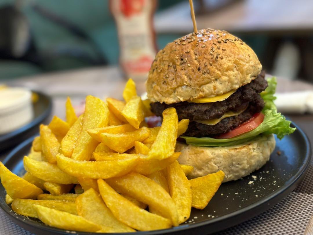 CheatMealsCafe's tweet photo. Enjoy everything mouthwatering at #CheatMealsCafe 🍔 https://t.co/GndZxFwUse