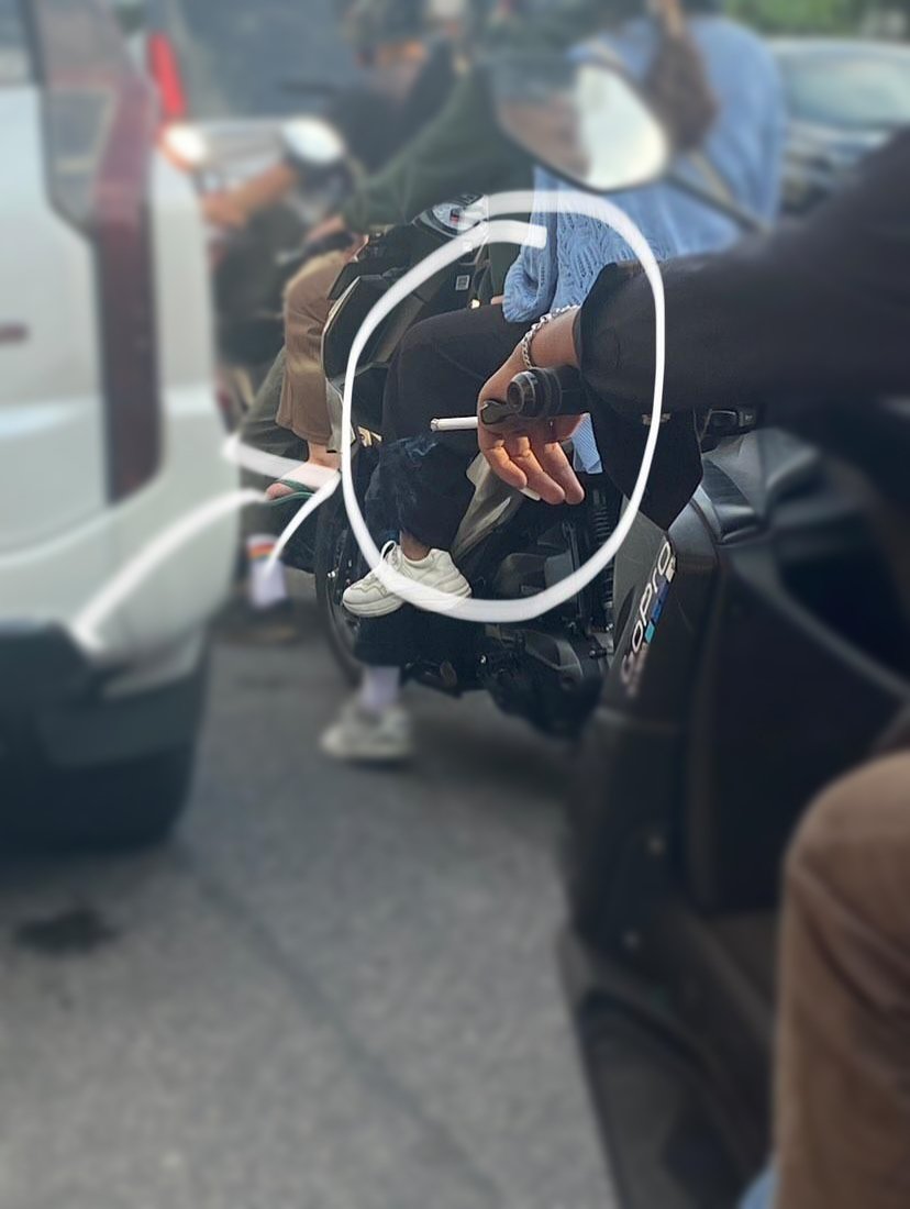merapi_uncover's tweet photo. Tolong untuk para pengguna jalan, terutama pengendara motor agar tidak merokok dijalan ya, asapnya sangat mengganggu, abu rokoknya takut kena mata orang dibelakang.

Lokasi : sebelum perempatan KFC UGM

(Ratnaaaaaff) https://t.co/ew26Bsknnm