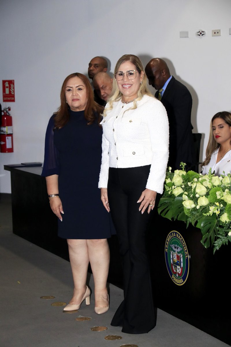 ShirleyCastRM's tweet photo. Orgullosa de servir a mi país, orgullosa de mi profesión como abogada y orgullosa de representar a mi hermoso distrito de Arraiján.
13-1
.
.
.
H.D Shirley Castañeda https://t.co/oTDDyzbbkw