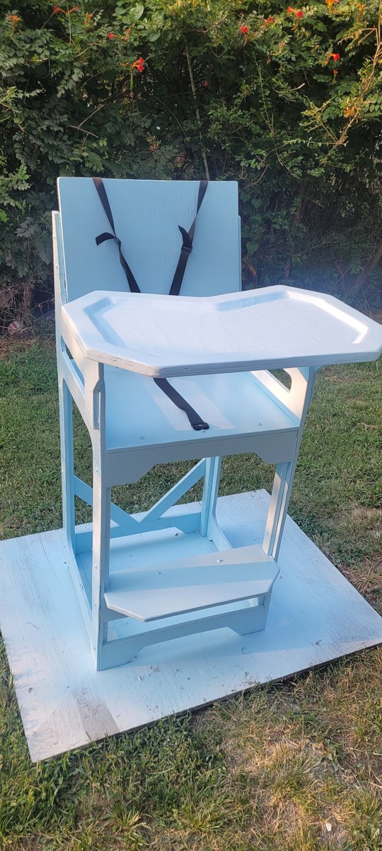 MattHailey8's tweet photo. Blue on its way out tomorrow morning pink will be right behind #bigthingsforlittles #bigbabyhighchair #ABDL https://t.co/na0CbL6QaW
