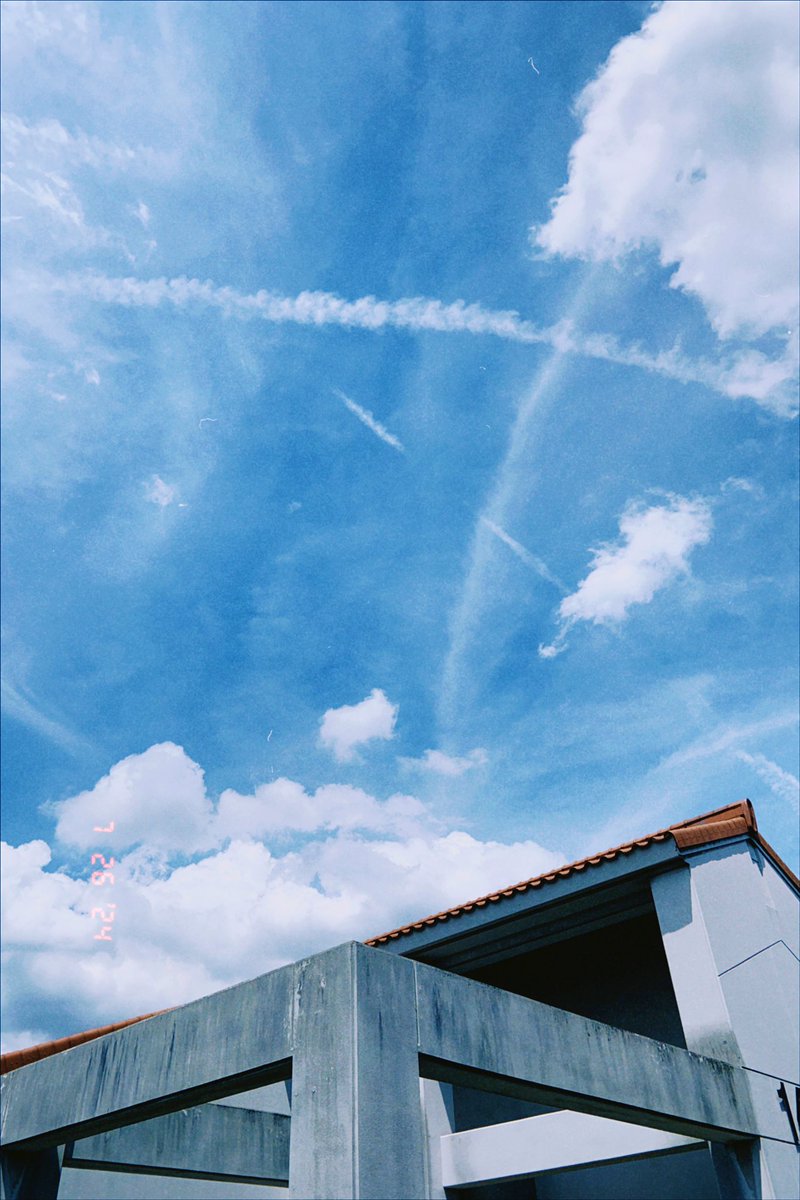 灼熱の夏をいかがお過ごしでしょうか🌻
涼しい部屋でアイスを食べながら絵を描きたい気候ですねっ🎨🍦

倉魂！の応募期間は8月31日までですよ～！
kurakon.org 高校生対象
puchi.kurakon.org中学生対象

#コミック #イラスト　#現代アート  #コンクール