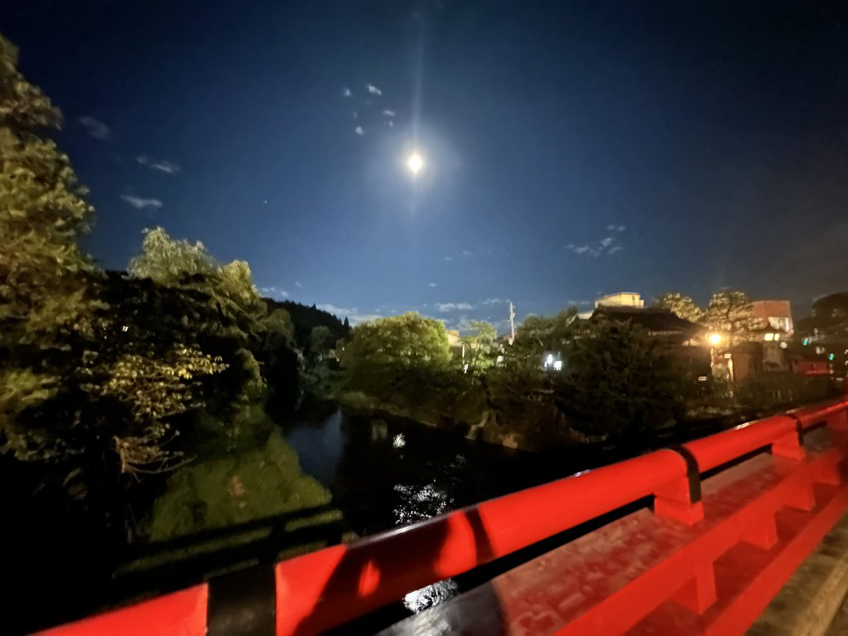 先日帰った時の地元の写真
古い町並みは夜中くらいに行くととても落ち着いていて良い
ダイハツの道は実家の団地入り口付近