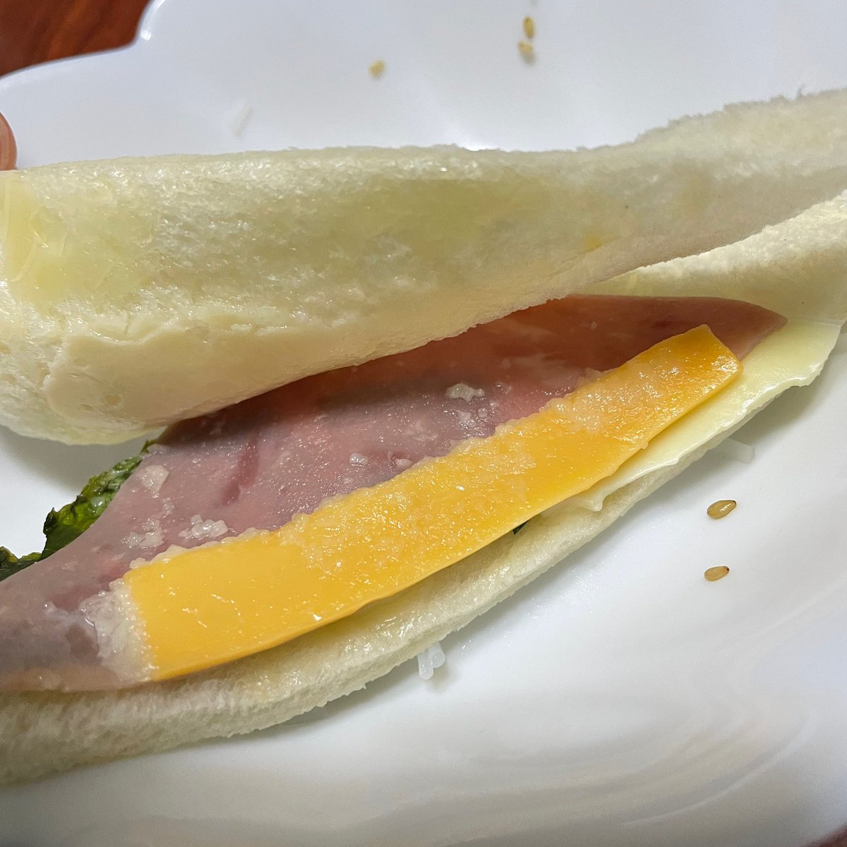 某生協で購入のサンドウィッチ…
チーズこんなに少ないの~
なんでじゃ~😆😆
なんかオカシイ‼
詐欺にあった気分です💢
#生協　#coop