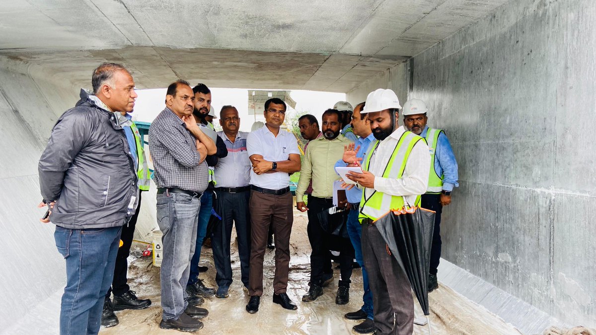 idaIndore22's tweet image. इंदौर के लवकुश चौराहे पर बनने वाले प्रदेश के एकमात्र मल्टीलेयर फ्लायओवर (लेवल 2) का निरीक्षण आज प्राधिकरण के मुख्य कार्यपालिक अधिकारी श्री आर.पी. अहिरवार द्वारा किया गया एवं कार्यप्रगति की जानकारी प्राप्त की।

#ida #indore #indoredevelopmentauthority #multileyaflyover