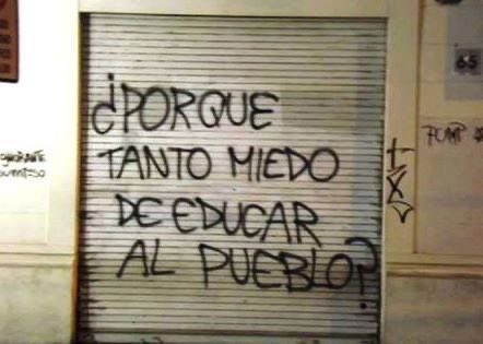 venuslannd's tweet photo. #bokuaka au 

Un estudiante universitario protestante organiza una marcha contra la corrupción de un político. Bokuto, recién expulsado de un instituto privado, vuelve a la universidad pública y, sin saberlo, se enamora de Akaashi, el líder de la protesta contra su padre. https://t.co/iYQDj8eD0n