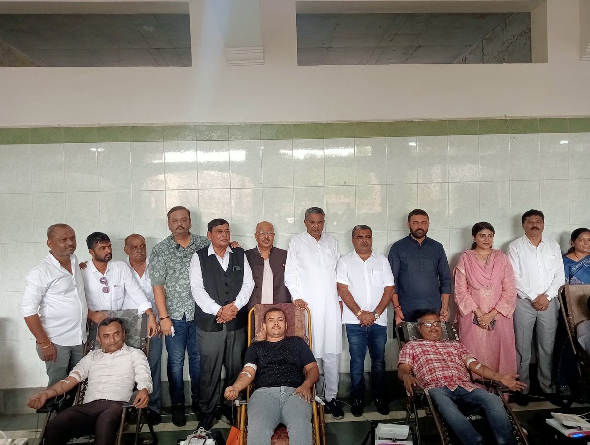 vimal_kagathara's tweet photo. પુર્વ મંત્રી અને ધારાસભ્ય @ijayeshradadiya તથા ધારાસભ્ય @Rivaba4BJP અને શહેર મહામંત્રી,જીલ્લા પ્રમૂખ, ��હામંત્રી તથા કાર્યકરો. રક્તદાતા ઓ બહોળી સંખ્યામાં જોડાયાં હતાં https://t.co/ciIm6DUSwE