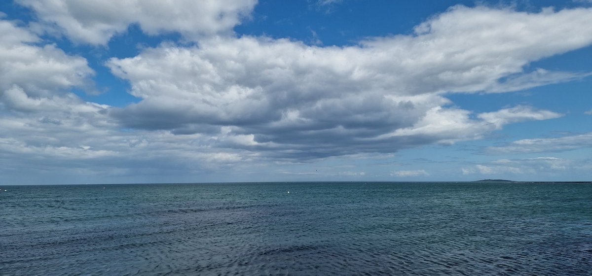 Good Morning Everyone 🙋🏻‍♀️ Who will win the battle of the skies today...☁️☀️ I'm rooting for blue 💙🤞😂 Wishing you all a Fabulous Friday...😃☕️🍫💐