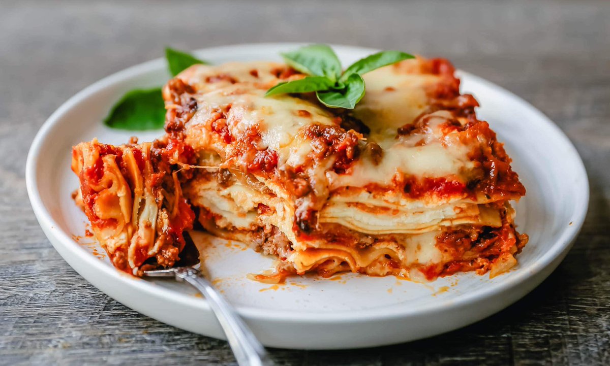 SPECIAL OF THE DAY:
homemade Italian classic lasagna!