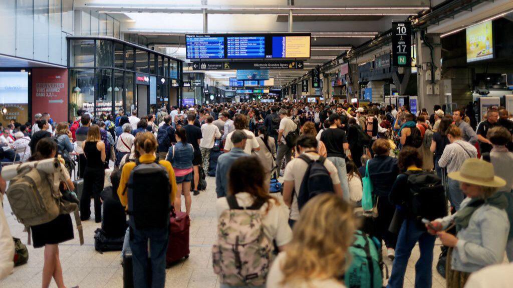 TakongWipa's tweet photo. BREAKING NEWS 💥💥

French train network hit by 'malicious' arson attacks hours before Olympics ceremony, rail firm says 😞

@BBC receives images of charred wires near railway. 

#SaveParis 🙏 https://t.co/NdKu4JLB6E