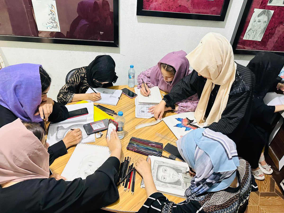 Afghan Women: Heroes of Strength and Determination. 
<a href="/Pontsperlapau/">Ponts per la Pau</a>
