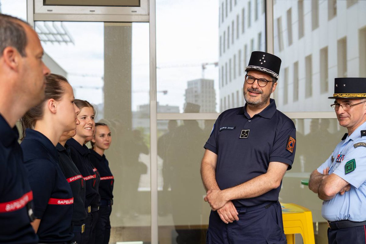 #àlintérieurDesJeux Démineurs, sapeurs-pompiers, bénévoles des associations agréées de Sécurité civile… Le <a href="/DG_SecCivile/">Julien Marion - DGSCGC</a> était hier au contact des personnels qui seront mobilisés lors des #JOP2024.

🫡 L’occasion de saluer leur engagement !