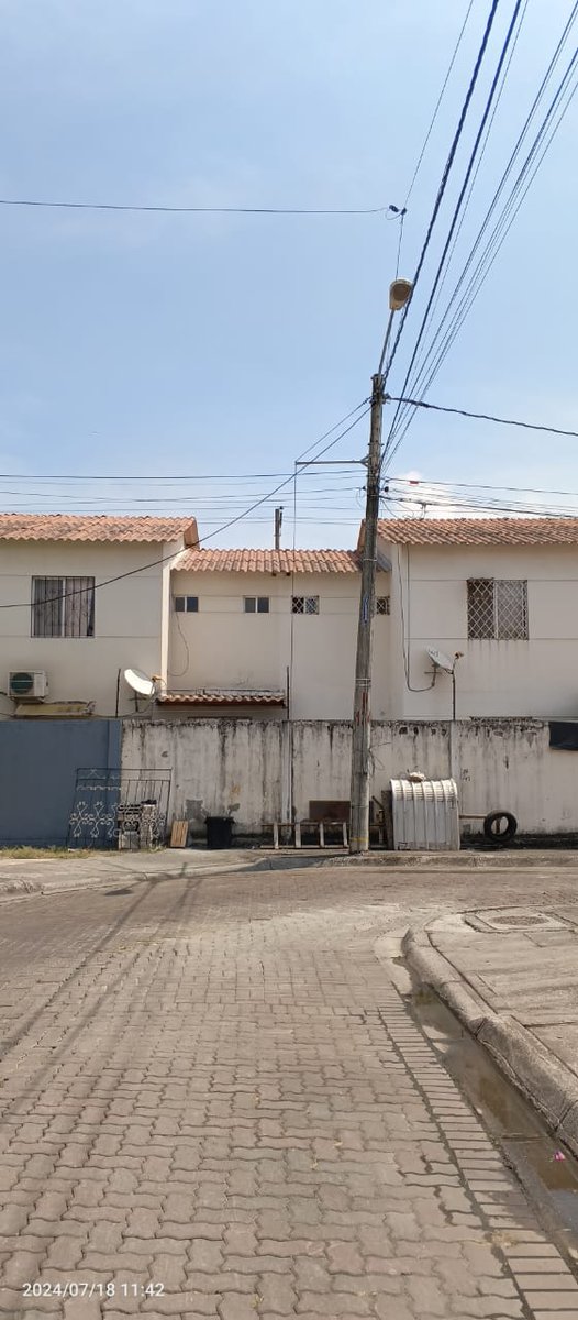 Buen día Sres. <a href="/CNEL_EP/">CNEL EP</a>,<a href="/servicioscnelep/">Servicios CNEL EP</a> 
Solicitamos que vengan a corregir la inclinación y arreglo del poste #202026 en la mz 2753
Se adjunta fotos