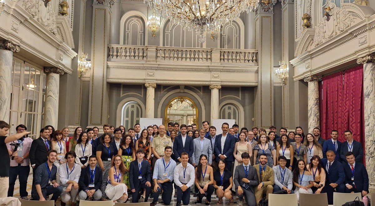 🌟 ¡Gran entusiasmo en el MEU Spain en València! 🌟 <a href="/BrosetaPablo/">Pablo Broseta</a> participó en la simulación europea de BETA España, educando a jóvenes sobre el Parlamento Europeo. 🇪🇺✨ 
#MEUSpain #delcomval_UE 
linkedin.com/posts/fcvre_eu…