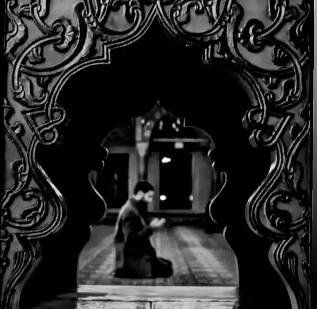 Seni Yaratan Rabbine sessizce,,,
Seni seviyorum #Allah'ım  demenin adıdır #secde..!    🕊🕊

Sevinin ey Secde'i Rahmanda bulaşanlar,
#Cuma ile mübarek olasınız..
#AzizAllah