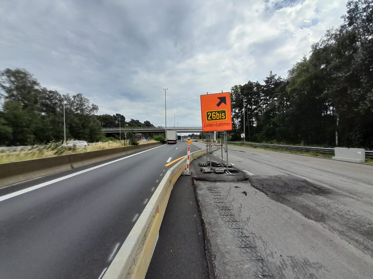 zoedebbaut's tweet photo. Bouwverlof? @wegenenverkeer-collega’s gaan tussen Lummen en Hasselt gewoon door. Volgende lente rijd je over een gloednieuwe spitsstrook.

@hbvl "Afrit 26bis op E313 negen dagen dicht: “Er zijn omleidingen”" https://t.co/pPozkzsVsz https://t.co/8NnQztZa2y