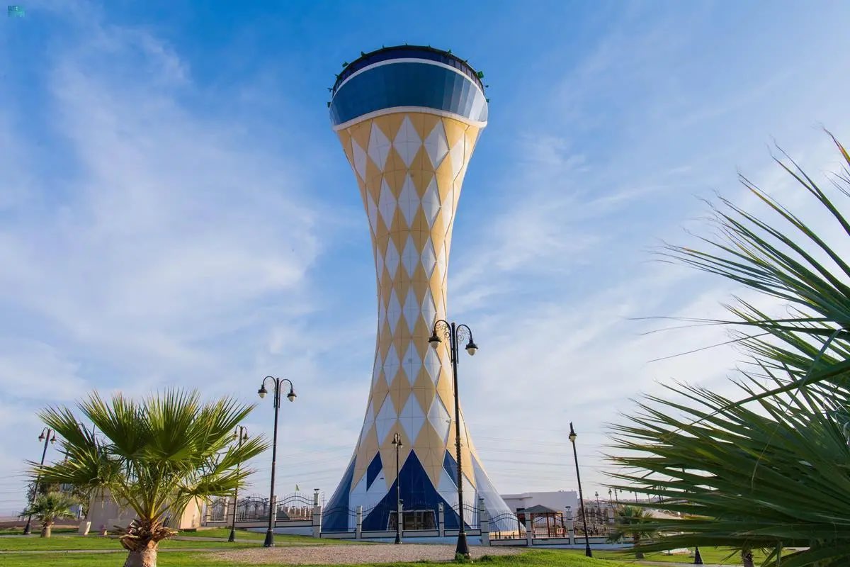 برج مياه عرعر على الطريق الدولي من أبرز وأكبر الأبراج، والذي يقع عند التقاء الطريقين الإقليميين، ويعد من أهم #المعالم_الحضارية التي تمثل النهضة العمرانية في #منطقة_الحدود_الشمالية، حيث يتميز بشكل هندسي مميز بارتفاع قدره 86 متراً. #خبراء  #نحلم_ونحق #ارض_عامره #الوعد2030