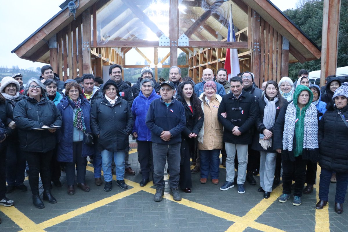 JFGallardoPerez's tweet photo. Dirección de Obras Portuarias del Ministerio de Obras Públicas, con la presencia de sus autoridades Nacionales, Regionales y Provinciales participa en Inauguración del Mejoramiento del Borde Costero de Ichuac, comuna de #Puqueldon provincia de Chiloé, región de Los Lagos. https://t.co/gXcXAUIOfC
