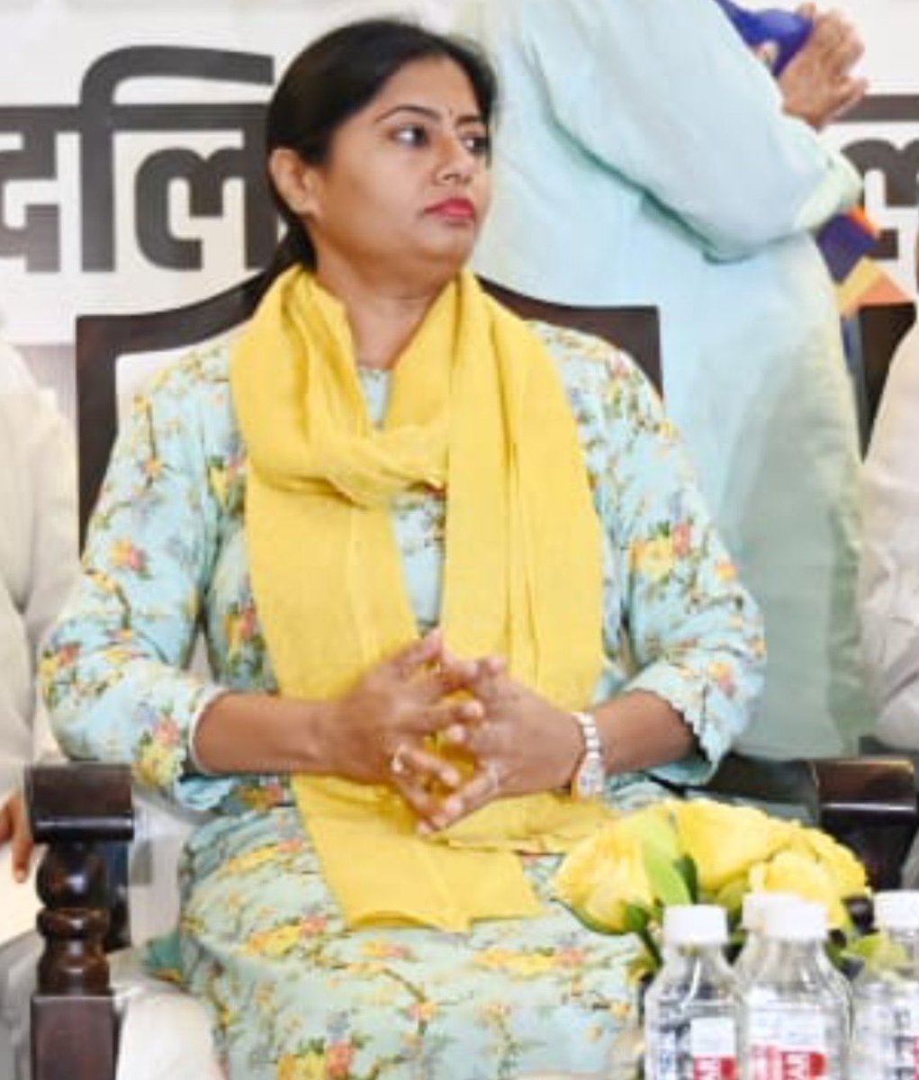 ShivrajXind's tweet photo. @JaikyYadav16 नेता तो बहुत होई पर अखिलेश ना होई!?

कल सिराथू की विधायक पल्लवी पटेल अपने पति के साथ सीएम योगी से मिली थीं। आज अखिलेश यादव से पत्रकारों ने पूछ लिया कि क्या उनकी सदस्यता के लिए पत्र लिखेंगे? अखिलेश ने कहा- नहीं, हम उनके खिलाफ पत्र नहीं लिखेंगे। वह अभी भी पीडीए का हिस्सा हैं। https://t.co/A7O41KPq1X