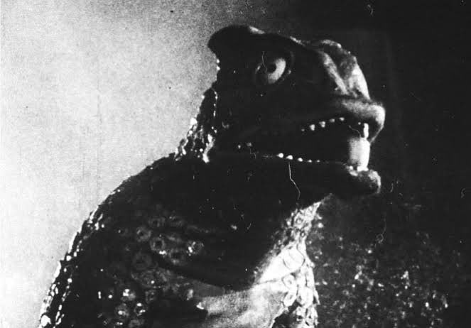 8月17日のアークは総集編 モニターに映ってるのウルトラQの深海怪獣