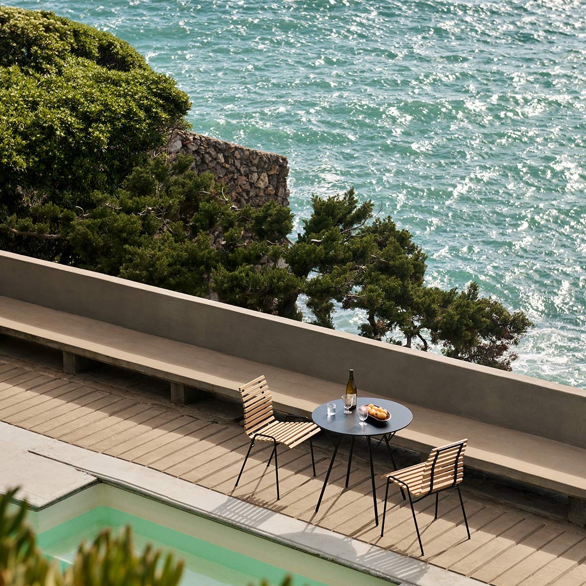 #RobinDay's RFH Terrace furniture goes on holiday! Thrilling to see pieces he designed for riverside terraces of London's #RoyalFestivalHall <a href="/southbankcentre/">Southbank Centre</a> now recreated by <a href="/andtradition/">&tradition</a> and looking very comfortable in outdoor settings across the world. andtradition.com/products/rfh-t…