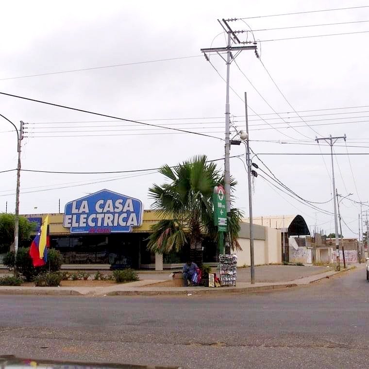 La casa eléctrica, inicialmente ubicada en la calle Urdaneta del poblado de Lagunillas, luego sería trasladada a Ciudad Ojeda dónde estuvo ubicada en diferentes lugares, hasta ser establecida en la Avenida Intercomunal. Durante años Antonio Bermúdez Vargas sería su administrador.