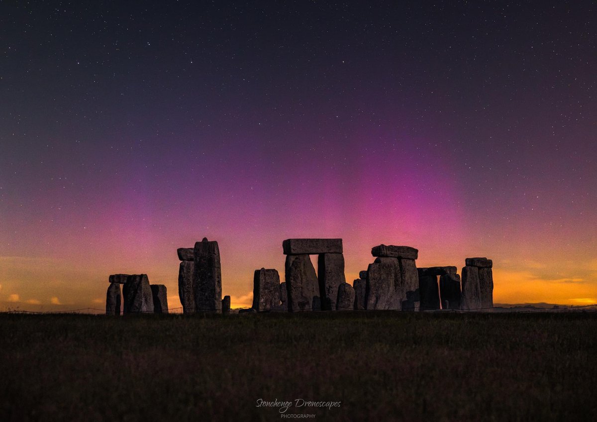 ST0NEHENGE's tweet photo. This mornings Aurora over Stonehenge 🤩 Photo credit Nick Bull 👏👏👏
#aurora #auroraborealis #NorthernLIghts #beautiful #stonehenge #July #summer https://t.co/IDtTqA2PTz