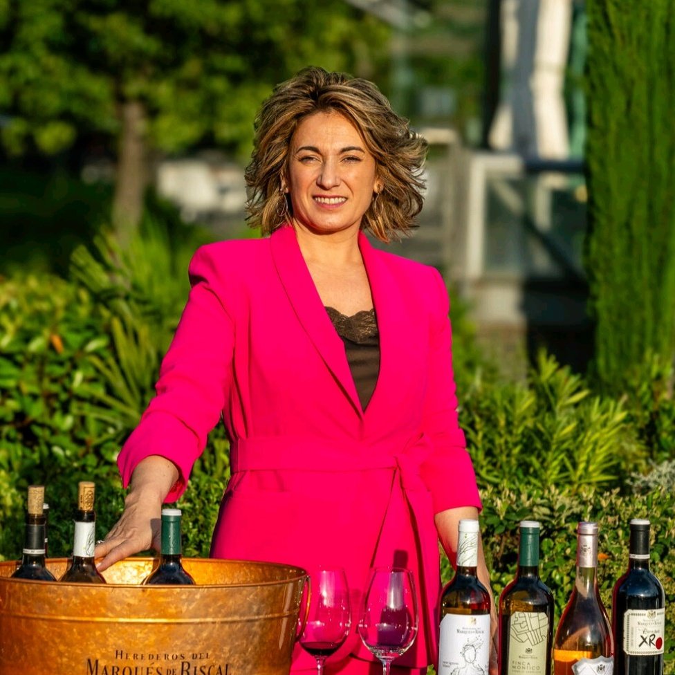 #NuevaFotoDePerfil Fiesta #solsticio <a href="/LAVINIA_ESP/">LAVINIA España</a> trabajando para <a href="/marquesderiscal/">Marqués de Riscal</a> y de repente lleva #estanisnuñez y 📷 fotaza, Aunque me daba el sol de cara... ¡me encanta! ¡Gracias!.

@agenciaefectodirecto