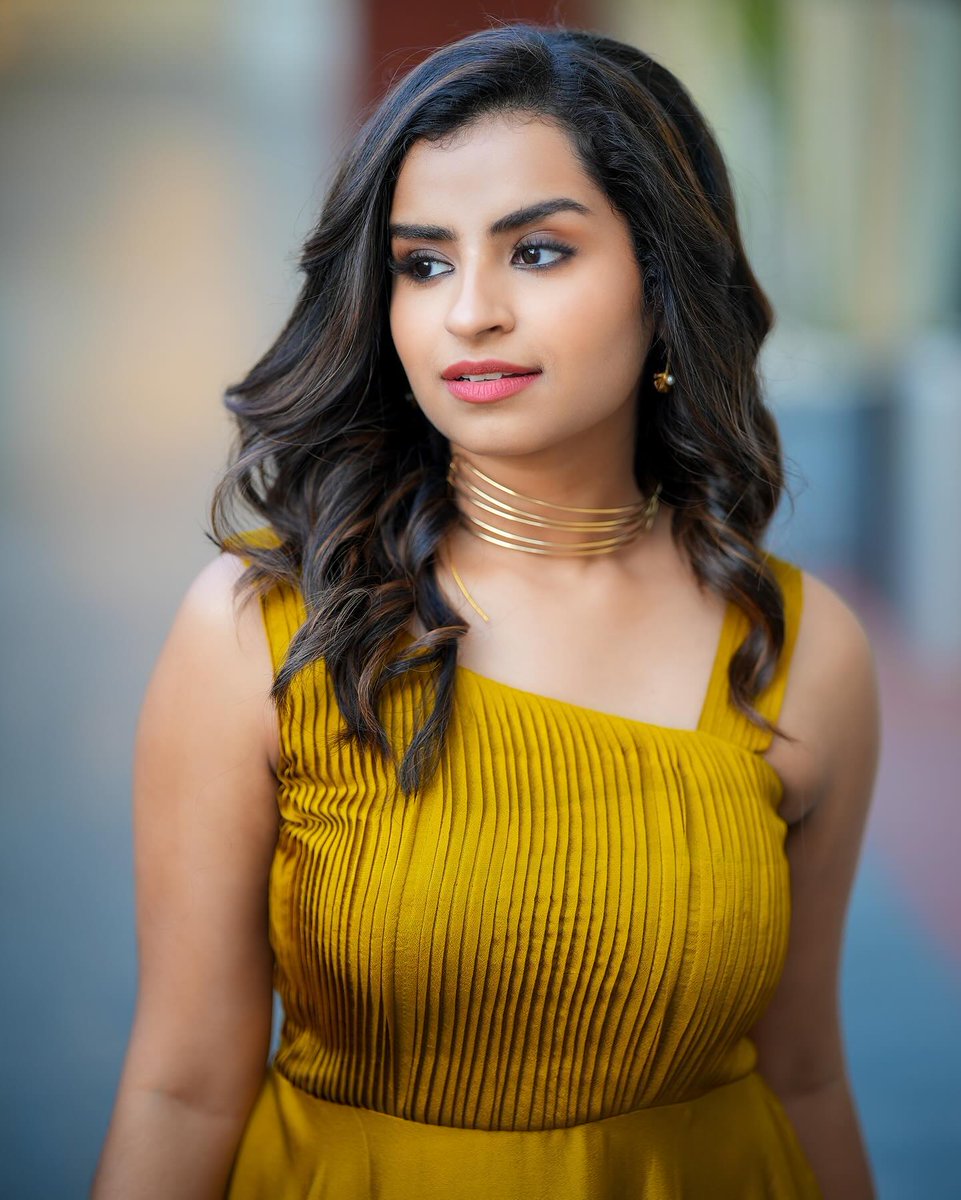MySivu's tweet photo. Her authenticity is the antidote to fake Id's venom🤍Only Positive vibes, no room for fake love❤️🔥
Real queen Real love👸
#KindnessWinsalways #RealnRare #Sivaangi @sivaangi_k 🌈🌼🌸🦋🤍🧿 https://t.co/FCFavQgIsf