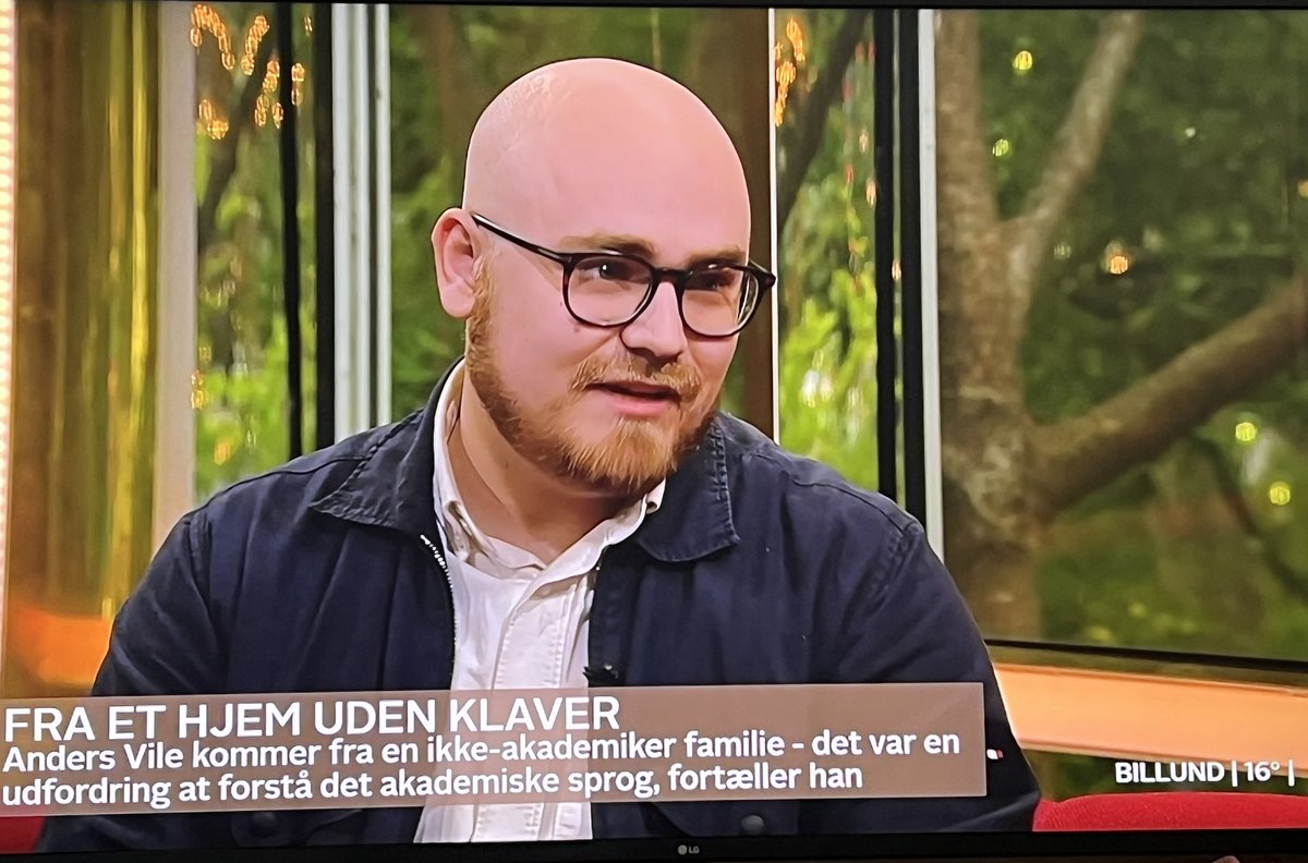 djoef's tweet photo. 🤝 Vigtigt, vi sætter fokus på de studerendes trivsel. “Det skal nok gå. Det at tale åbent om, hvordan man er kommet ind på universitetet, kan måske gøre, at man kan komme noget af karakterræset i forkøbet. Det er okay at lave fejl,” siger forperson for Djøf Studerende, @Andersvile i GO’ morgen Danmark i dag og fortæller sin egen personlige historie 👉 https://t.co/AOUXmMB6kQ.

#uddpol