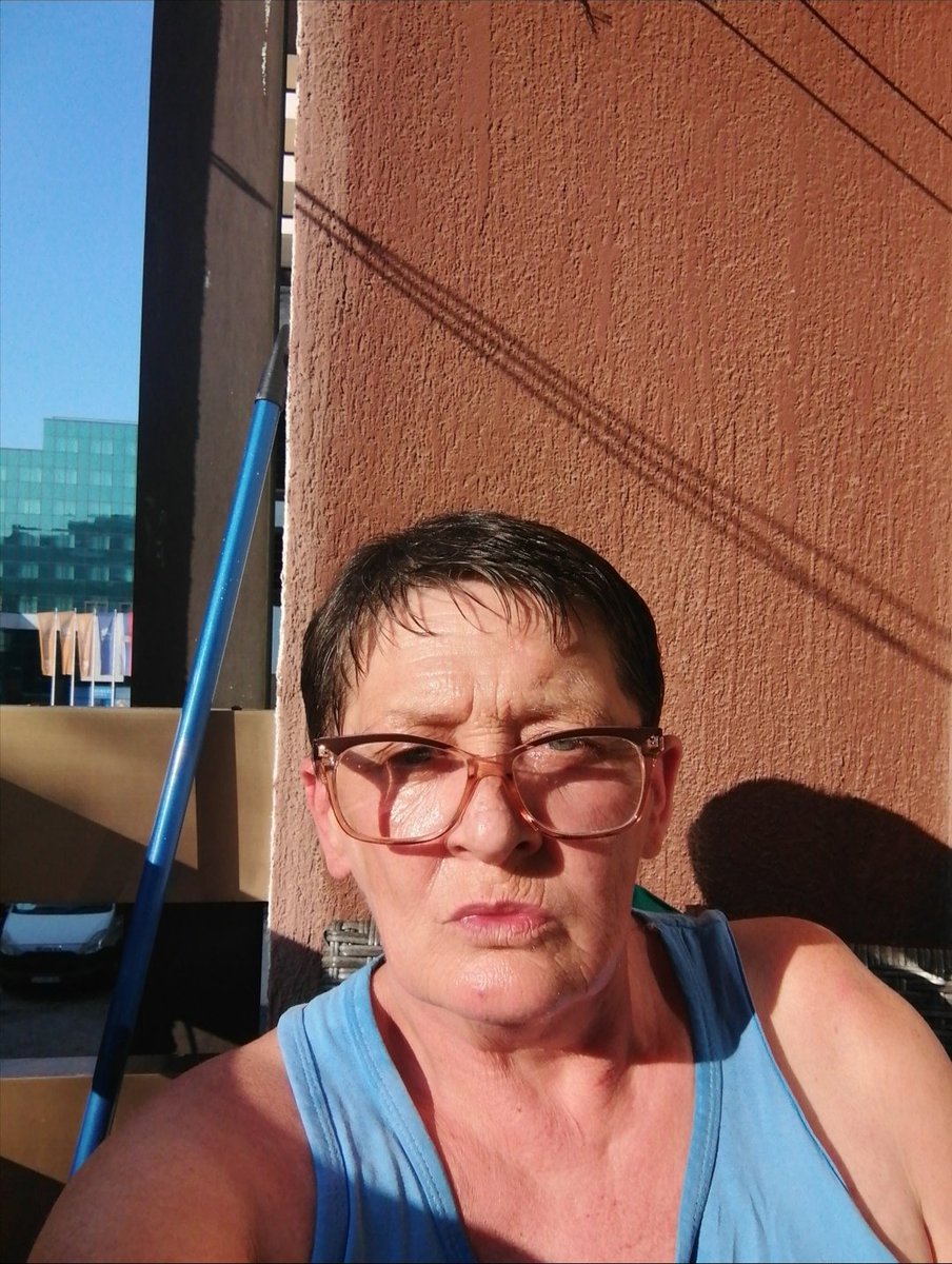 Pokrenta mi je leva ruka i noga, desna strana ruke i noge mi je oduzeta a imam i urostomu na stomaku na koju obljavljam fizoloske potrebe zbog karcinoma, prosle godine su mi ustanovili MS, pa Vas sve molim ako ste u mogućnosti 1016 na 3030 za mene. Molim Vas 🙏