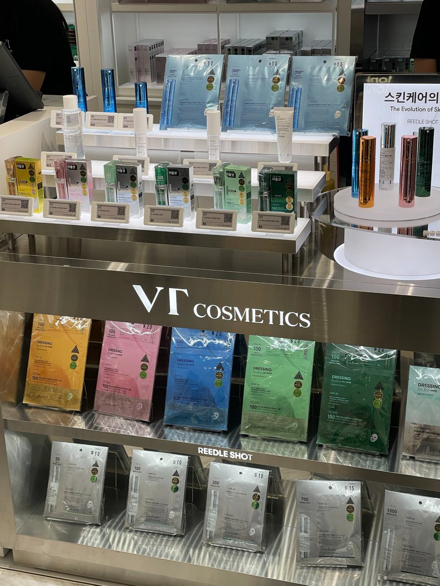 VT_cosmetics's tweet photo. #이벤트 
저는 지금 명동 롯데 면세점 11층
브이티 매장에 와있어요!

오늘부터 3일간! (7/26-28)
ONLY 롯데 면세점 온•오프라인에서 #티엑스토닝 을 
30% 할인된 가격으로 만나보세요 🤗

#RT+#팔로잉=티엑스토닝 에센스 2000샷
당발: 7/29

P.S 매장에서 구매해주시는 고객님들이 많이 계셔서
감동....😭🥳 혹시라도 여행 앞두고 출국 예정인 트친이라면! 이 기회를 놓치지 마세요 🤗