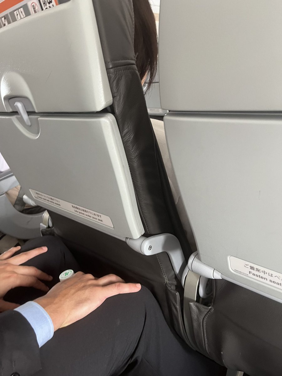 DTH03597062's tweet photo. 初めてLCC乗ったら素晴らしい体験ができたのでみんなにシェアします。今までLCCに乗ったことがなかった理由は「空港が成田なので遠い」という事実と「価格設定が安いのでサービスもチープで民度も低い」という噂のせい。今回は嫁ちゃんからどうしても一緒に花火を見たいと言われての週末旅。滞在が短いのに交通費が高いのは俺の中で許せなくてLCCを使うことにした。

まずサービスについて。今回初めてだからよく分からなくてPCで予約してそのまま空港に行った。チェックインカウンター近くで周りを見ると他の人はアプリのQRコードでそのまま中に入ってる。俺がウロチョロしてたら係員の人が予約メールを見てすぐにチケットを発券してくれた。情弱にも優しい。帰りはアプリを入れようと思う。ここから飛行機の中のアナウンスやサービスは他と変わらないように感じた。ちなみに飲食は有料だが、普段もたいてい寝てるので問題なし。

次に民度。これ嘘偽りなくLCCではない航空会社の客の800倍いい。会社の経費使って自分は偉いと勘違いしているようなアホ面のおっさんは俺しかいないのだ。メインの客層は若いカップルや家族連れ。たまにいるおっさんも週末に全国のスポーツイベントに参加してるようなカジュアルないでたちだけどシャキッとした人ばかり。外国人もいたが、これは印象的だったので次で別に語る。

今回は3列の真ん中の席だった（その辺予約時に指定できるが、指定しないのが1番安い）。俺の右は若い女性で左は東南アジア系っぽい手足の長い外国人ビジネスマン風。その彼、前の席に膝が付くなど窮屈そうにしていたが、手足ともに領空侵犯してくることは1度もなかった。それどころか見てほしい、飛行機が飛んでる間ずっと武道の先生のように手を膝の上に置いていた。脳と腿の筋肉が萎縮して、股がだらしなく広がって他の人の邪魔になっている経費おっさんとは完全に別の生き物である。

とにかく平均年齢が若く「すいません」「どうぞどうぞ」「ありがとうございます」という言葉があちこちから聞こえる。子供が少しグズっても咳払いするような老害ジジイはいない。機内誌もすごいぞ。ずっと加齢臭しかしない機内誌を見慣れていたけど、今日の機内誌の特集は「リゾートバイト、どこがすごい？」というフレッシュさしか感じないものだった。

たった1点、空港が成田で遠いという事実を除いて、ほぼ何から何までLCCの方が快適だったわ（ちなみに今バスに乗っている。出発が当初の予定の20分遅れだったが、ぐだぐだ文句を言うジジイも当然いない）。俺も時間的制約がない時には今後も積極的に乗りたいと思ってるけど、おっさんが増えたら民度的に保証できなくなるので、特に推奨するつもりはありません。みなさんの自己判断でお願いします。