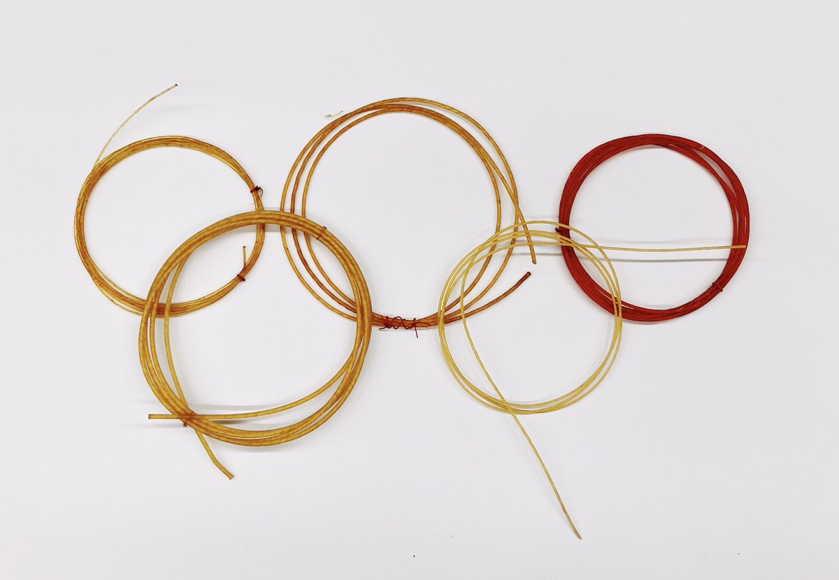 Avui, dia de la inauguració dels #JocsOlímpics #Paris2024, fem un #filmusical amb analogies organològiques, ens acompanyeu? No és tan inspirat com el fil de <a href="/RomanicCatala/">Romànic Català</a>, però aquí va! Comencem amb les anelles de la bandera olímpica fetes amb cordes de budell: