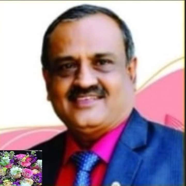KRRaviMohan2's tweet photo. @Ramith18 വിഷ്‌ണുപാദം പൂകിയ എന്റെ സുഹൃത്ത് പരമേശ്വരൻകുട്ടിയുടെ പമ്പിലെ ജോലിയാണ് ഈ അമ്മക്ക്. സന്തോഷത്തോടെയും അഭിമാനത്തോടെയും ജോലി ചെയുന്ന അമ്മയെ കുറിച്ച് പലരും യൂട്യുബിലും മറ്റ് സോഷ്യൽ മീഡിയയിലും എഴുതിയിട്ടിട്ടുണ്ട്. ഞാൻ ഇന്ധനം നിറക്കുന്നത് ഇവിടെ  IOC പോയിന്റ്സ് റെഡീം ചെയ്യാൻ അമ്മക്കറിയാം https://t.co/mRl2pF0txP